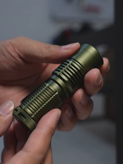 Fitorch ER16 wiederaufladbare Mini-Taschenlampe mit magnetischer Endkappe 